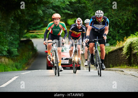 NORTHUMBERLAND, England, Großbritannien - 07 August 2016: Eine Gruppe von Reitern auf einer Trainingsfahrt für eine lange Distanz endurance Road Race. Stockfoto