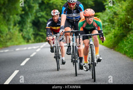 NORTHUMBERLAND, England, Großbritannien - 07 August 2016: Eine Gruppe von Reitern auf einer Trainingsfahrt für eine lange Distanz endurance Road Race. Stockfoto