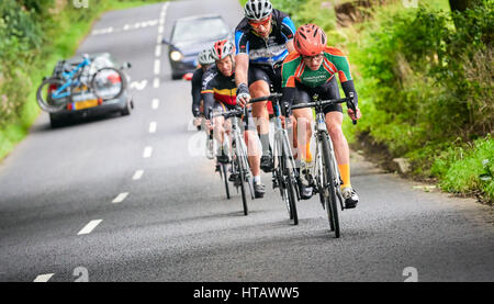 NORTHUMBERLAND, England, Großbritannien - 07 August 2016: Eine Gruppe von Reitern auf einer Trainingsfahrt für eine lange Distanz endurance Road Race. Stockfoto