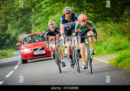 NORTHUMBERLAND, England, Großbritannien - 07 August 2016: Eine Gruppe von Reitern auf einer Trainingsfahrt für eine lange Distanz endurance Road Race. Stockfoto