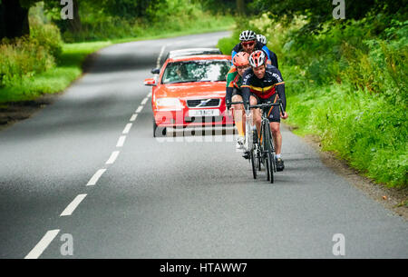 NORTHUMBERLAND, England, Großbritannien - 07 August 2016: Eine Gruppe von Reitern auf einer Trainingsfahrt für eine lange Distanz endurance Road Race. Stockfoto