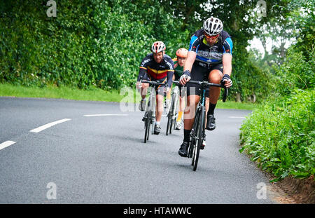 NORTHUMBERLAND, England, Großbritannien - 07 August 2016: Eine Gruppe von Reitern auf einer Trainingsfahrt für eine lange Distanz endurance Road Race. Stockfoto