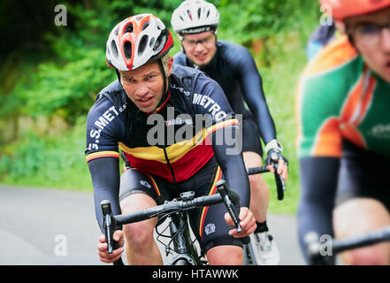 NORTHUMBERLAND, England, Großbritannien - 07 August 2016: Eine Gruppe von Reitern auf einer Trainingsfahrt für eine lange Distanz endurance Road Race. Stockfoto