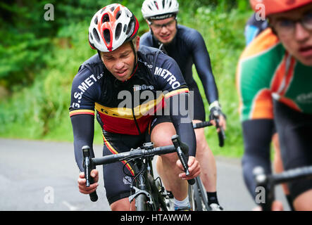 NORTHUMBERLAND, England, Großbritannien - 07 August 2016: Eine Gruppe von Reitern auf einer Trainingsfahrt für eine lange Distanz endurance Road Race. Stockfoto