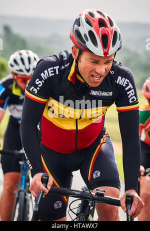 NORTHUMBERLAND, England, Großbritannien - 07 August 2016: Eine Gruppe von Reitern auf einer Trainingsfahrt für eine lange Distanz endurance Road Race. Stockfoto