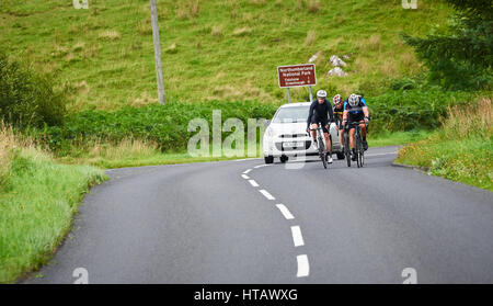 NORTHUMBERLAND, England, Großbritannien - 07 August 2016: Eine Gruppe von Reitern auf einer Trainingsfahrt für eine lange Distanz endurance Road Race. Stockfoto