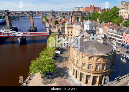 NEWCASTLE UPON TYNE, ENGLAND, UK - 13. August 2015: Blick auf den Straßen von Newcastle Quayside am Ufer des Flusses Tyne. Stockfoto