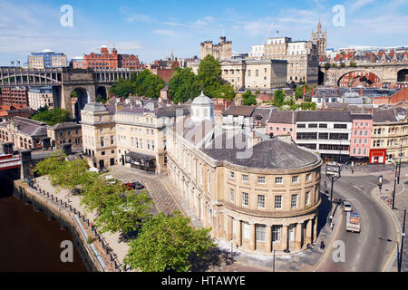 NEWCASTLE UPON TYNE, ENGLAND, UK - 13. August 2015: Blick auf den Straßen von Newcastle Quayside am Ufer des Flusses Tyne. Stockfoto