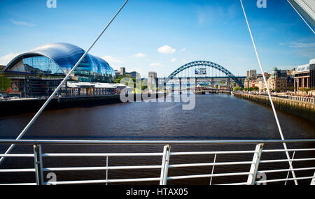 NEWCASTLE UPON TYNE, ENGLAND, UK - 13. August 2015: Die Tyne Bridge, Salbei und Kai von der Millennium Bridge in Newcastle. Stockfoto