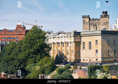 NEWCASTLE UPON TYNE, ENGLAND, UK - 13. August 2015: Blick auf den alten Justizpalast und Newcastles Bergfried. Stockfoto