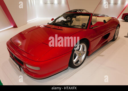 Ein dreiviertel Vorderansicht eines rot, Ferrari F355 Spider F1, teils der Ferrari Tribute Kollektion bei der 2017 London Classic Car Show Stockfoto