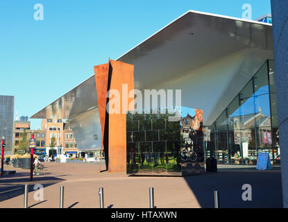 Richard Serra Skulptur spiegelt sich in der Spiegelwürfel außerhalb des Stedelijk Museums in Amsterdam Stockfoto