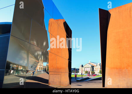 Das ConcertGebouw, gesehen durch die Spiegelwürfel und Richard Serra Klangskulptur, außerhalb des Stedelijk Museums in Amsterdam Stockfoto