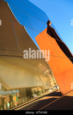 Richard Serra Skulptur spiegelt sich in der Spiegelwürfel außerhalb des Stedelijk Museums in Amsterdam Stockfoto