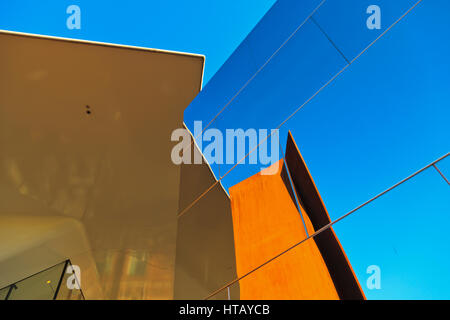 Richard Serra Skulptur spiegelt sich in der Spiegelwürfel außerhalb des Stedelijk Museums in Amsterdam Stockfoto