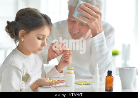 Porträt von der Enkelin kümmert sich um einen kranken Großvater Stockfoto