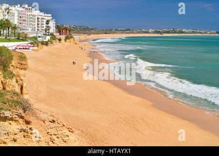 Blick großen Sandstrand in der Algarve Stadt Armacao de Pera Stockfoto