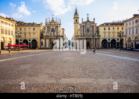 Denkmäler der Piazza San Carlo, einem der wichtigsten Plätze in Turin, Italien.  Zwei Kirchen Santa Cristina und San Carlo Borromeo. Stockfoto