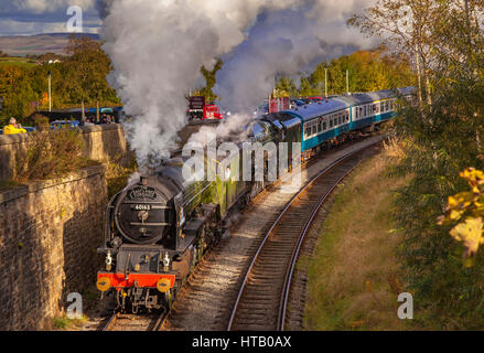 Dampfmaschinen auf der East Lancashire Railway Heywood Station. Tornado vor. Duke of Gloucester hinten. Stockfoto