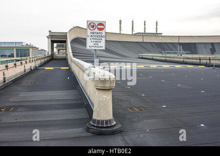 Verfolgen Sie Fiat Lingotto Fabrik, sobald eine Avantgarde auto-Fabrik mit einem Test auf dem Dach und ow ein Entertainment-Komplex. Stockfoto