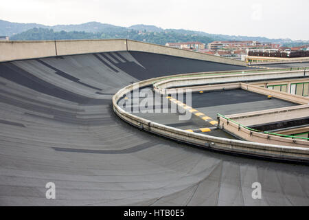 Verfolgen Sie Fiat Lingotto Fabrik, sobald eine Avantgarde auto-Fabrik mit einem Test auf dem Dach und ow ein Entertainment-Komplex. Stockfoto