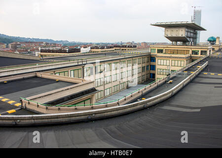 Verfolgen Sie Fiat Lingotto Fabrik, sobald eine Avantgarde auto-Fabrik mit einem Test auf dem Dach und ow ein Entertainment-Komplex. Stockfoto