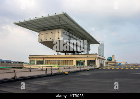 Verfolgen Sie Fiat Lingotto Fabrik, sobald eine Avantgarde auto-Fabrik mit einem Test auf dem Dach und ow ein Entertainment-Komplex. Stockfoto