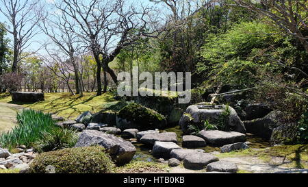 Traditionelle japanische Garten mit einem Bambus-Brunnen an einem klaren Tag Stockfoto