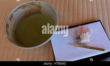 Traditionelle japanische süße Wagashi und Grüntee Macha in Tee-Zeremonie auf einer Tatami-Boden Stockfoto