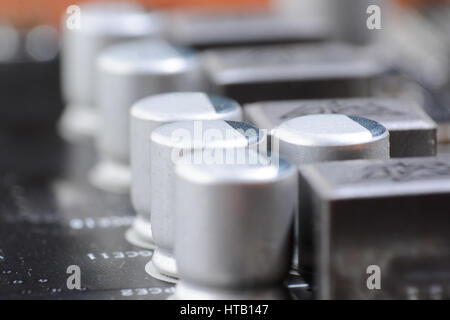 Eine staubige Computer-Komponenten. Detail von einem staubigen Computer Mainboard. Elektrolytische Kondensator und Dirigent auf der Platine sichtbar. WA Stockfoto