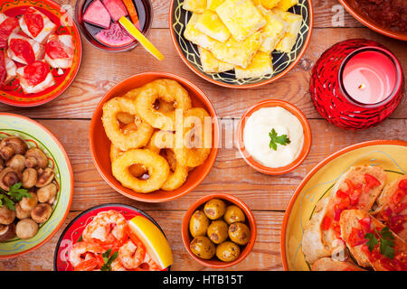 Eine Tabelle gefüllt mit allerlei spanische Tapas und Sangria. Stockfoto