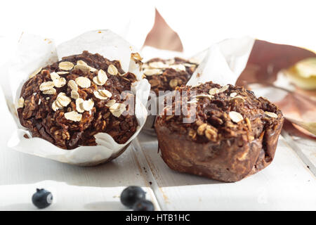 Gesunde hausgemachte Apfel-Muffins mit Haferflocken und Vollkornmehl. Diätetische Konzept. Stockfoto