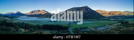 Antenne Panoramablick auf Nebligen Morgen in Queenstow Felder, Neuseeland. Stockfoto