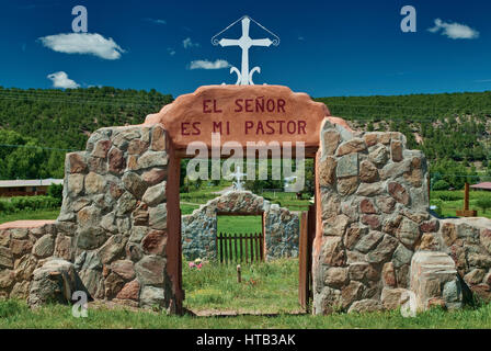 Friedhofstor in der Nähe von Picuris Pueblo, New Mexico, USA Stockfoto