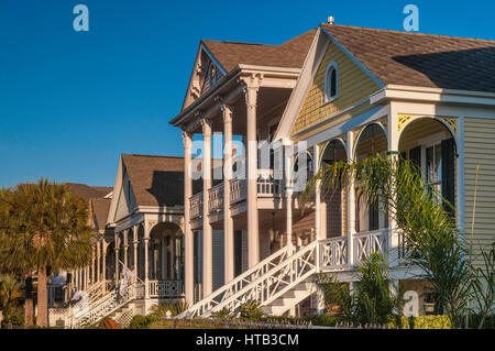 Viktorianische Häuser am Ball Avenue im East End Historic District, Sonnenuntergang, Galveston, Texas, USA Stockfoto