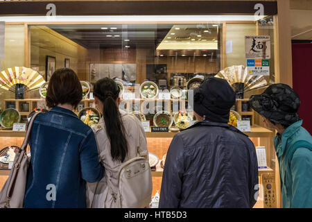 Vier Frauen, Frauen, Blick auf gefälschte Speisekarte durch das Fenster ein japanisches Restaurant, Kyoto, Japan Stockfoto