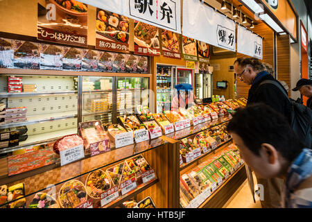 Shop Verkauf vorverpackte Mahlzeit Mittagessenkästen, Bento, Kyoto, Japan Stockfoto