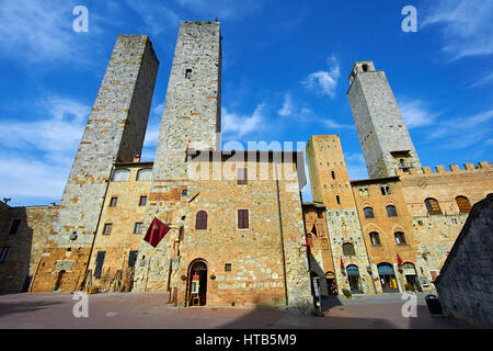 Die so genannte Twin Towers von San Gimignano erbaut im 13. Jahrhundert als Wehrtürme San Gimignano Toskana Italien Stockfoto