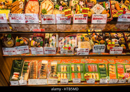 Shop Verkauf vorverpackte Mahlzeit Mittagessenkästen, Bento, Kyoto, Japan Stockfoto