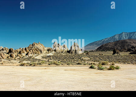 Alabama Hills in der Nähe von Lone Pine am späten Nachmittag, die Berge der Sierra Nevada, Kalifornien, USA Stockfoto