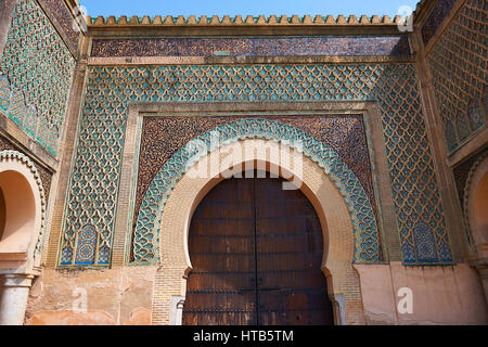 Zellij Mosaiken und Arabeske maurischen Verputz von der Bab Mansour-Tor. Benannt nach der Architekten, El-Mansour, 1732 den Entwurf des g abgeschlossen Stockfoto