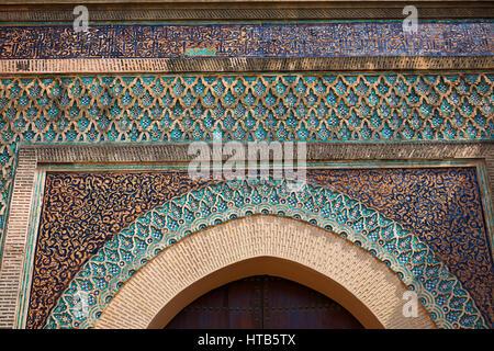 Zellij Mosaiken und Arabeske maurischen Verputz von der Bab Mansour-Tor. Benannt nach der Architekten, El-Mansour, 1732 den Entwurf des g abgeschlossen Stockfoto