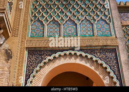 Zellij Mosaiken und Arabeske maurischen Verputz von der Bab Mansour-Tor. Benannt nach der Architekten, El-Mansour, 1732 den Entwurf des g abgeschlossen Stockfoto