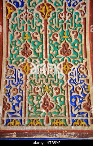 Berber Arabesque gemalt Morabe Platerwork architektonische Details aus der Petite Gericht, Bahia-Palast, Marrakesch, Marokko Stockfoto