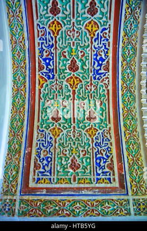 Berber Arabesque gemalt Morabe Platerwork architektonische Details aus der Petite Gericht, Bahia-Palast, Marrakesch, Marokko Stockfoto