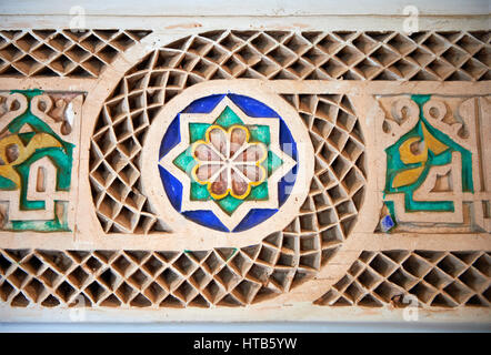 Berber Arabesque gemalt Morabe Platerwork architektonische Details aus der Petite Gericht, Bahia-Palast, Marrakesch, Marokko Stockfoto