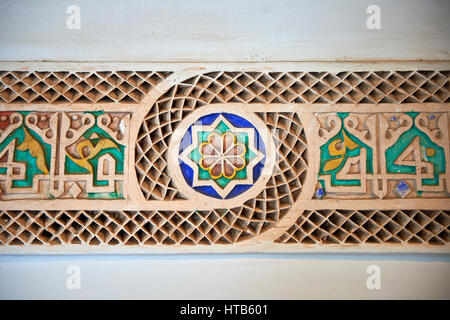 Berber Arabesque gemalt Morabe Platerwork architektonische Details aus der Petite Gericht, Bahia-Palast, Marrakesch, Marokko Stockfoto