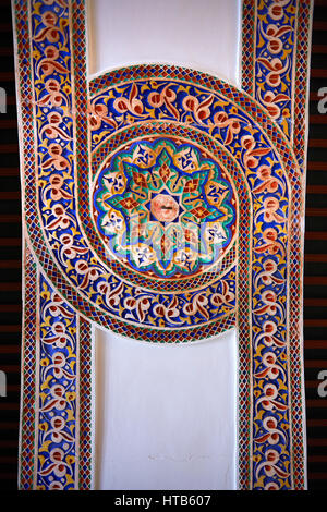 Berber Arabesque gemalt Morabe Platerwork architektonische Details aus der Petite Gericht, Bahia-Palast, Marrakesch, Marokko Stockfoto