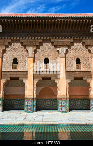 Berber Arabesken Morcabe Stuckarbeiten des 14. Jahrhunderts rekonstruierte Ben Youssef Madersa (islamische Hochschule) von Saadian Sultan Abdallah al-Ghalib Stockfoto