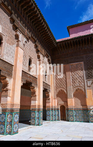 Berber Arabesken Morcabe Stuckarbeiten des 14. Jahrhunderts rekonstruierte Ben Youssef Madersa (islamische Hochschule) von Saadian Sultan Abdallah al-Ghalib Stockfoto